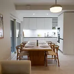 Ferienhaus Glorious Two-floor House, 4 Bedrooms, Sauna, Park *