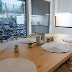 Glorious Two-floor House, 4 Bedrooms, Sauna, Park Ferienhaus