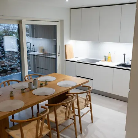 Glorious Two-floor House, 4 Bedrooms, Sauna, Park Vakantiehuis *