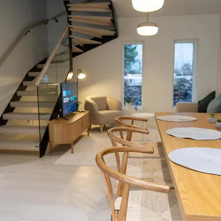 Glorious Two-floor House, 4 Bedrooms, Sauna, Park Vakantiehuis *