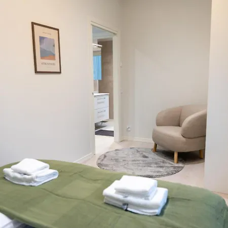 Vakantiehuis Glorious Two-floor House, 4 Bedrooms, Sauna, Park
