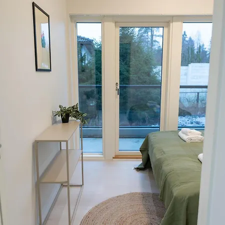 Vakantiehuis Glorious Two-floor House, 4 Bedrooms, Sauna, Park