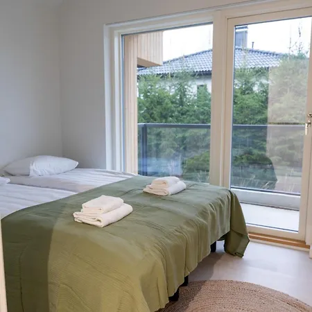 Glorious Two-floor House, 4 Bedrooms, Sauna, Park Vakantiehuis Vantaa