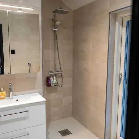 Glorious Two-floor House, 4 Bedrooms, Sauna, Park Vakantiehuis