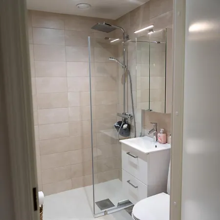 Glorious Two-floor House, 4 Bedrooms, Sauna, Park Vakantiehuis