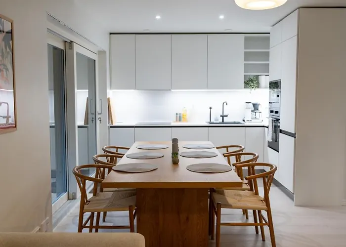 Hébergement de vacances Glorious Two-floor House, 4 Bedrooms, Sauna, Park *