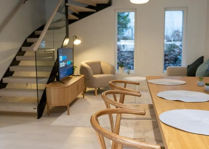 Glorious Two-floor House, 4 Bedrooms, Sauna, Park Сasa de vacaciones *