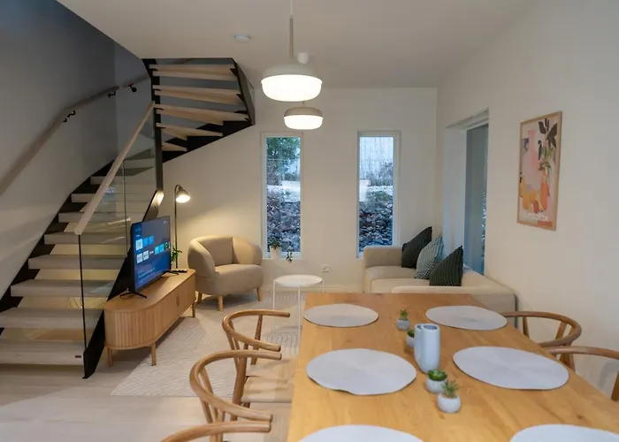 Glorious Two-floor House, 4 Bedrooms, Sauna, Park * Vantaa